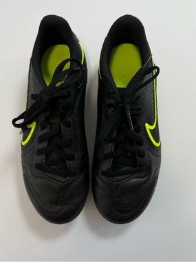Nike kid's Black & Volt tiempo Athletic cleats size 2.5 EUC